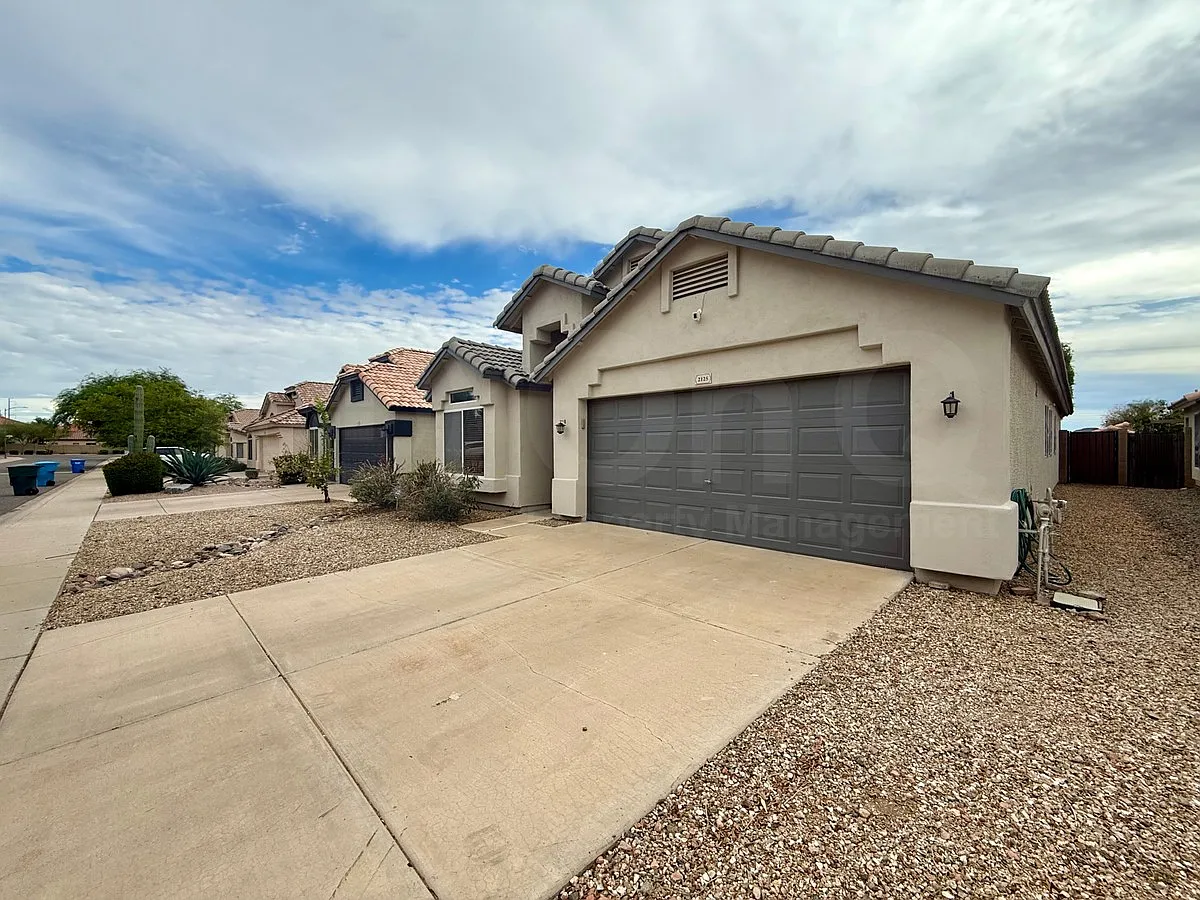 4 bed, 2.0 bath, 1810 sqft, $2,700 — Photo 2