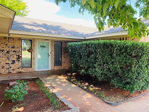 3rd image of 131 E Bonita Dr