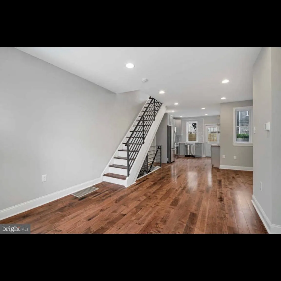 1439 S Etting St — Photo 1