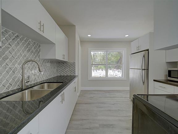 5th image of 1045 NE 131st St #B1