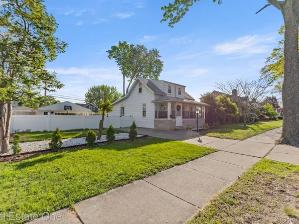 21047 Outer Dr, Dearborn, MI 48124