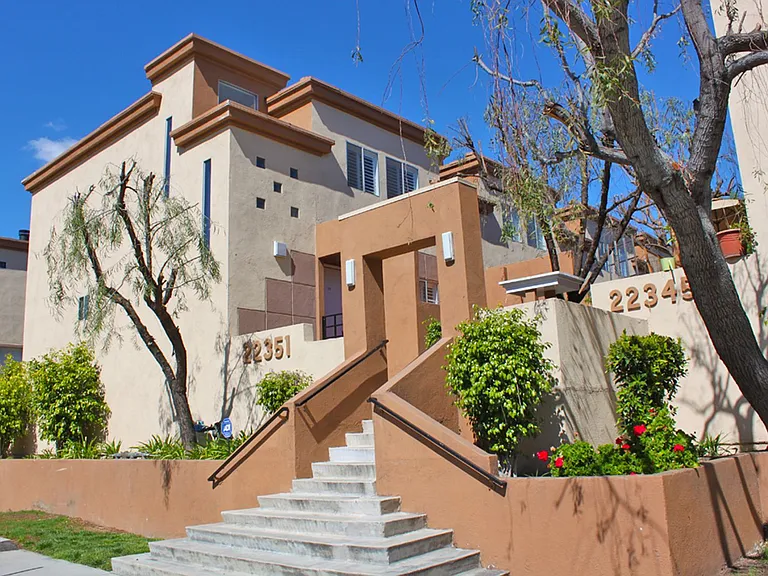 22321 Victory Blvd — Photo 1