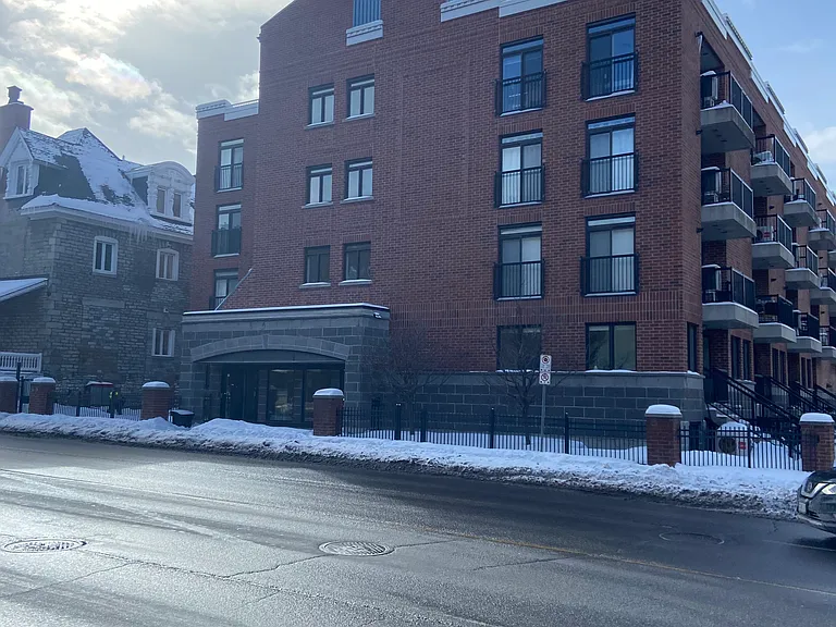 LUXURY BOUTIQUE 5 LEVEL BUILDING INCLUDES UPPER BBQ / DECK AREA