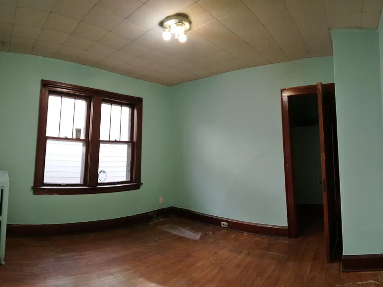 side bedroom