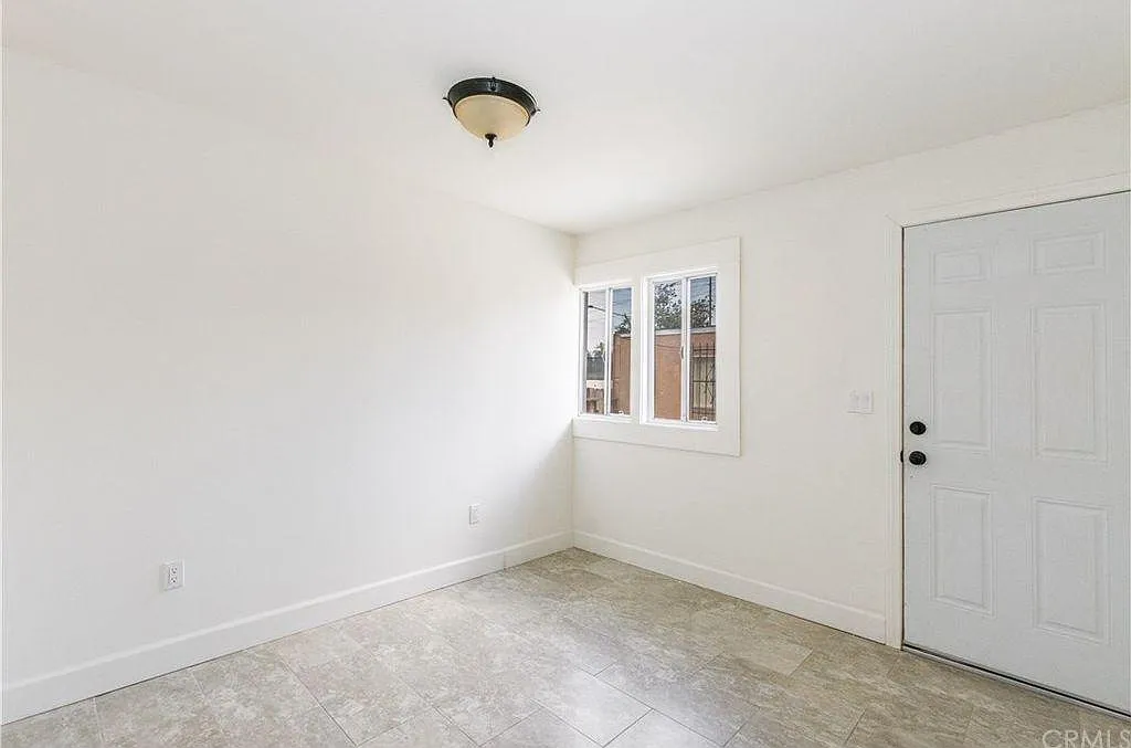 135 E 47th Pl — Photo 3