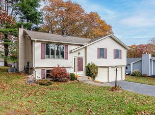 17 Wampum Dr, Warwick, RI 02886
