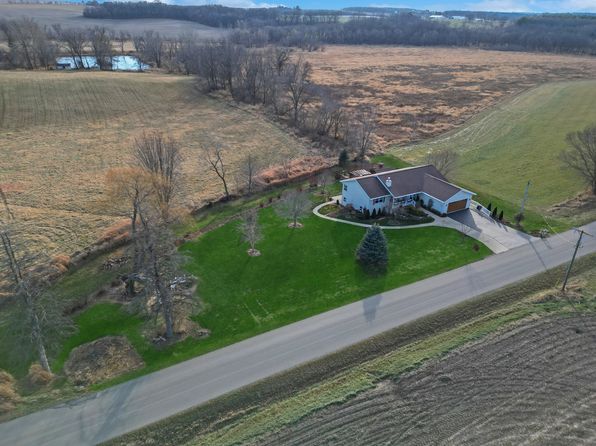1323 W Brush Creek Rd, Freeport, IL 61032