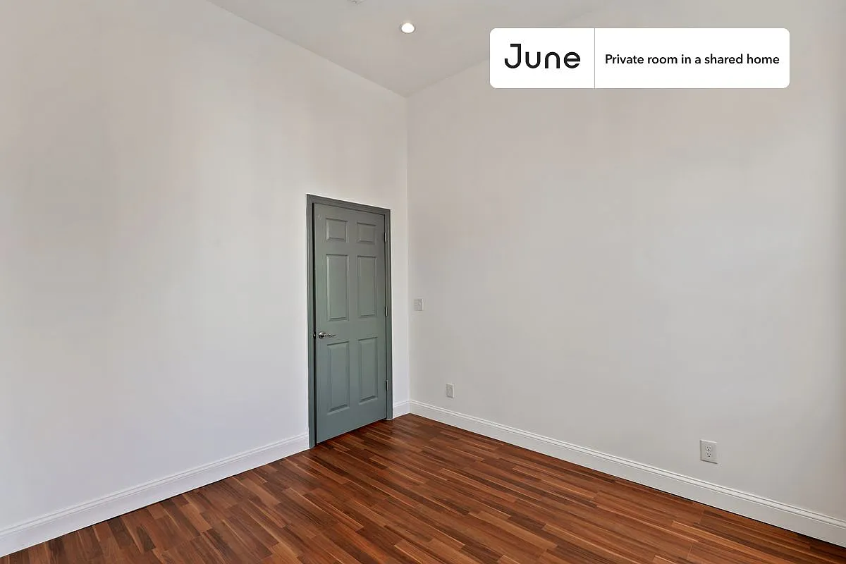 Queen bedroom in 4 bed/1 bath home in Bushwick #504 D — Photo 3