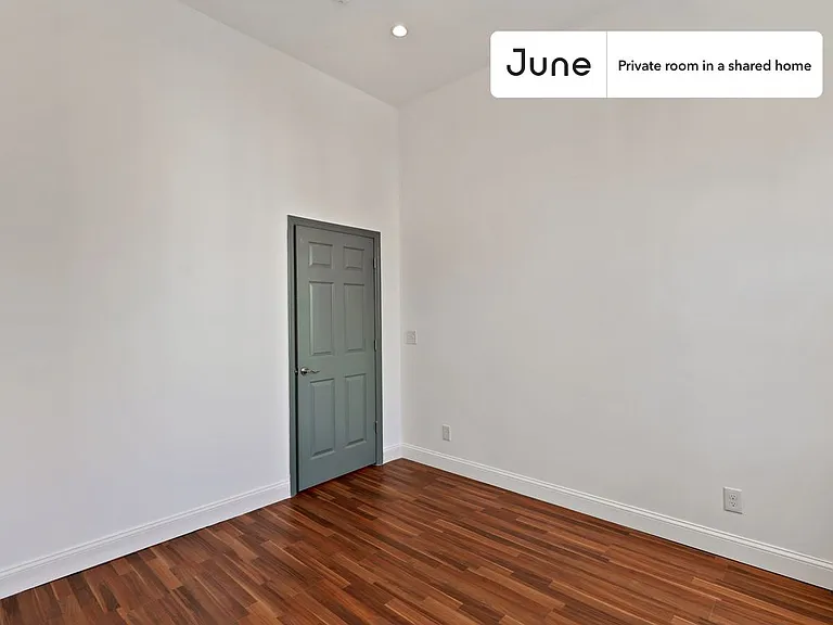 1110 Halsey St #D — Photo 3