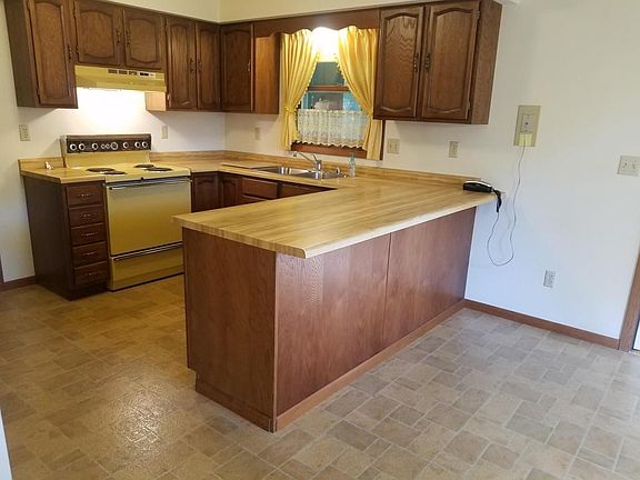 Bar counter in kitchen 1403 Cedar Place