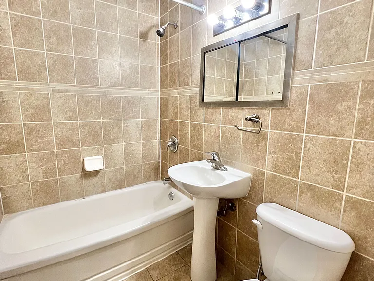 640 Davenport Rd #304 — Photo 7