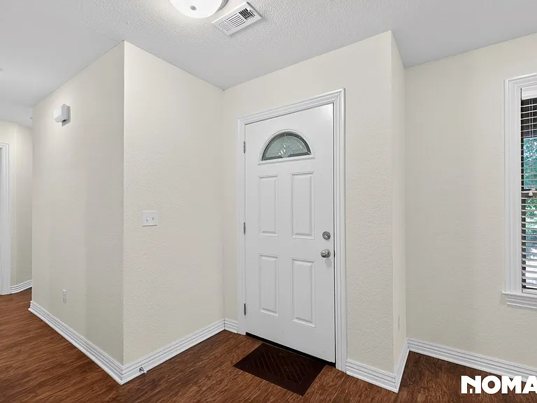 2088 E Custer Ln — Photo 2