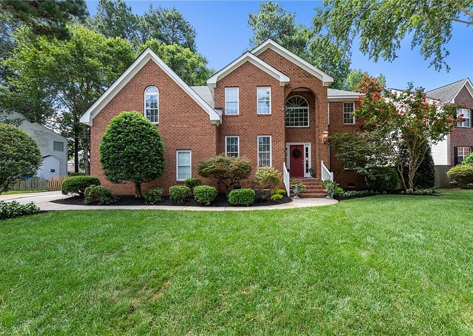 1st image of 825 Catrina Ln