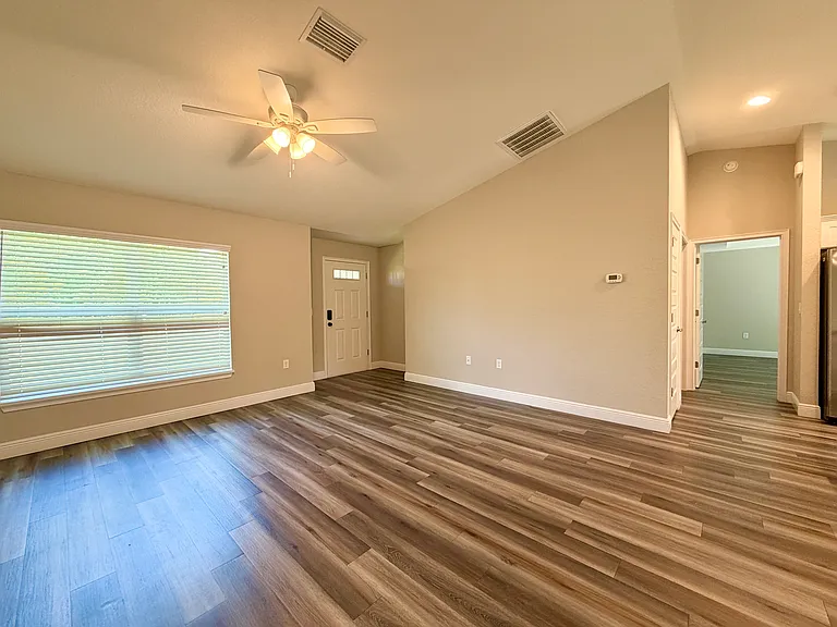 210 Oak Ln — Photo 4