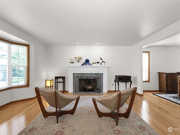 4th image of 2415 Buckingham Drive SE