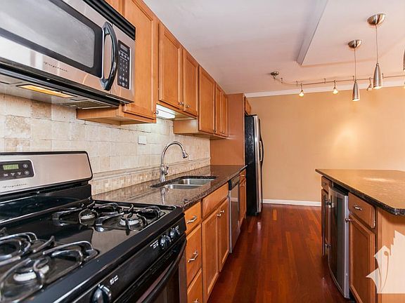 3rd image of 3900 N Lake Shore Dr APT 17B