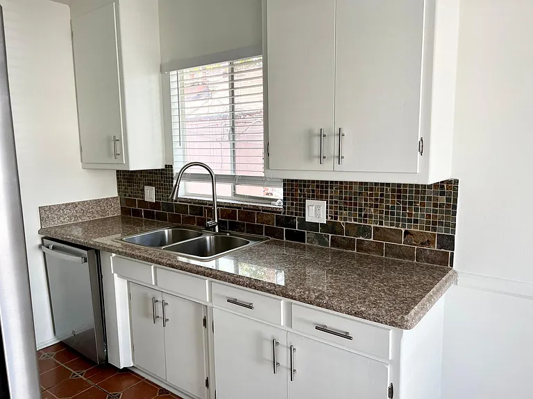 8253 Norton Ave #20 — Photo 9