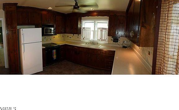 4th image of 647 Faye St