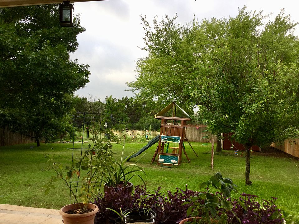Beautiful greenbelt backyard