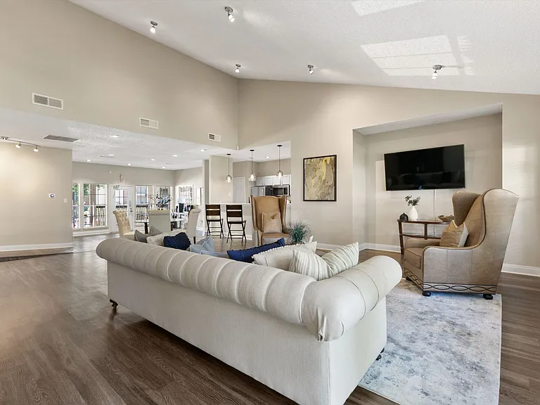 Creekwood Apartment Homes — Photo 10