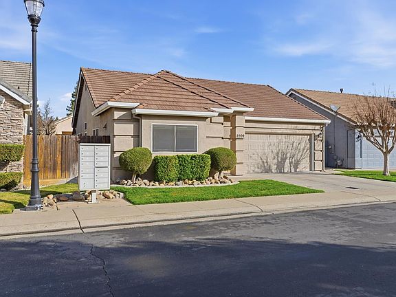 4th image of 2209 Perth Dr