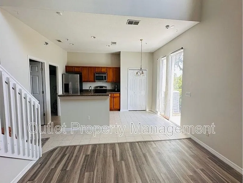 3 bed, 2.5 bath, 1473 sqft, $2,125 — Photo 3