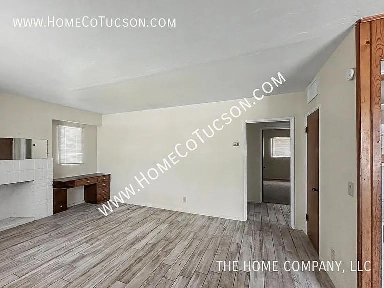 4531 E 8th St — Photo 2