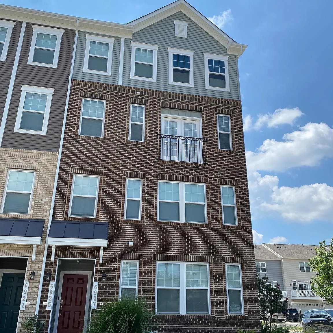 3 bed, 2.5 bath, 2700 sqft, $3,100 — Photo 1