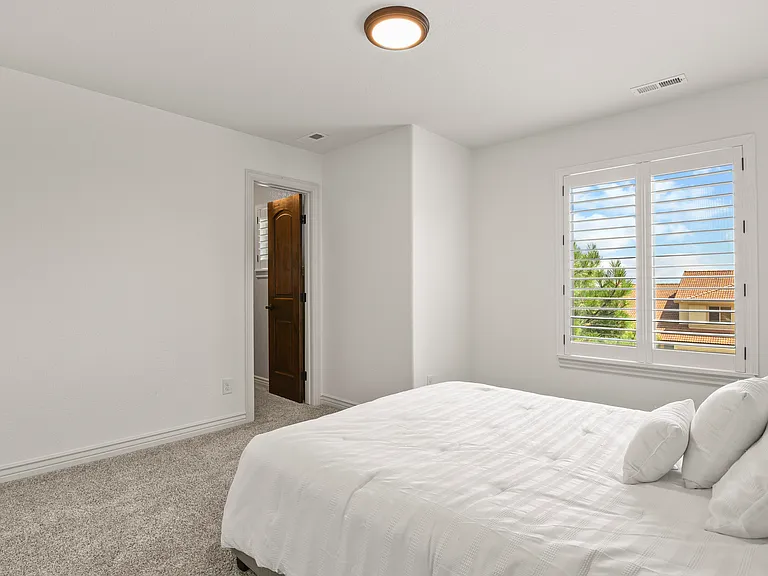 5440 Broadmoor Bluffs Dr — Photo 25