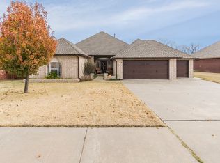 2804 Land Run Rd, Moore, OK 73160