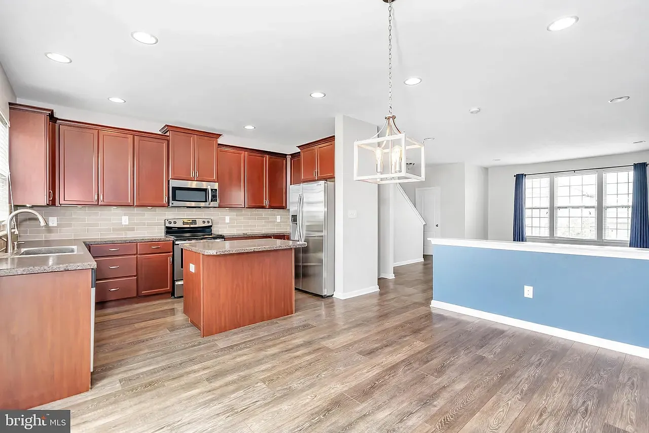 3 bed, 2.5 bath, 1800 sqft, $2,695 — Photo 3