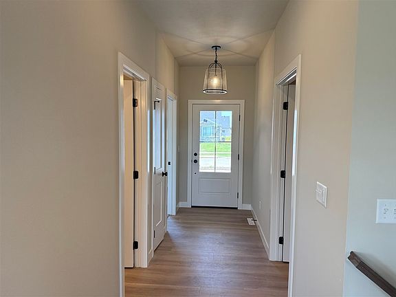 5th image of 102 Kinsey St