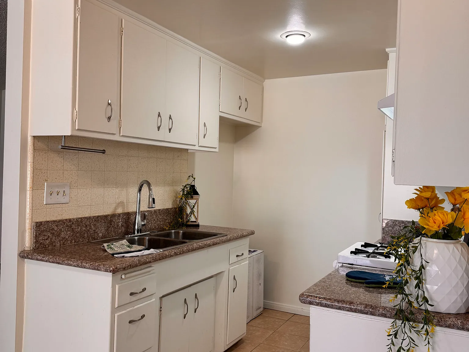 2101 E Charlotte St — Photo 3