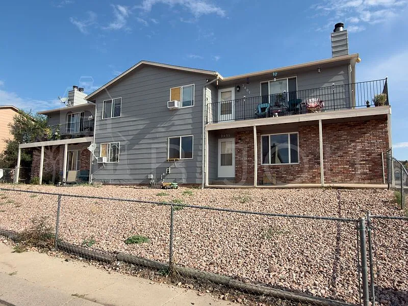3 bed, 2.0 bath, 1200 sqft, $1,300 — Photo 2