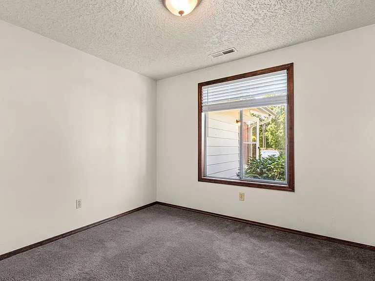 3605 NE 49th St — Photo 26