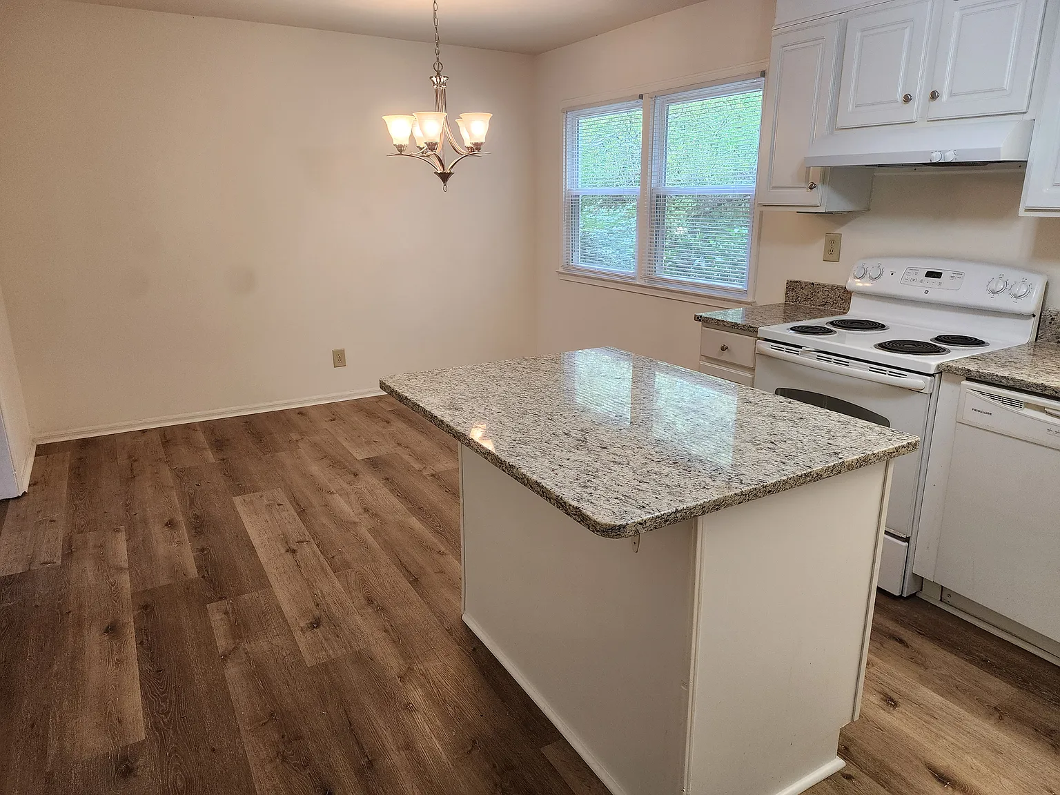 3 bed, 1600 sqft, $2,250 — Photo 3