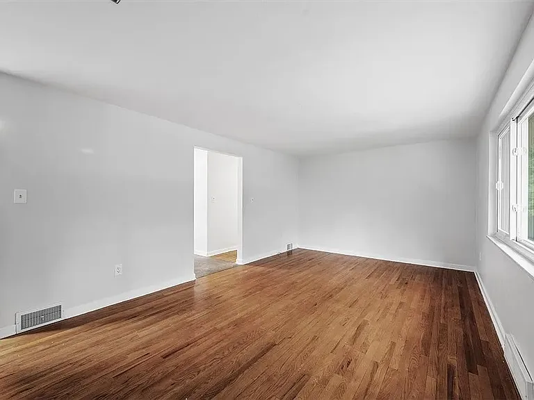 1423 Lakeside Dr — Photo 8