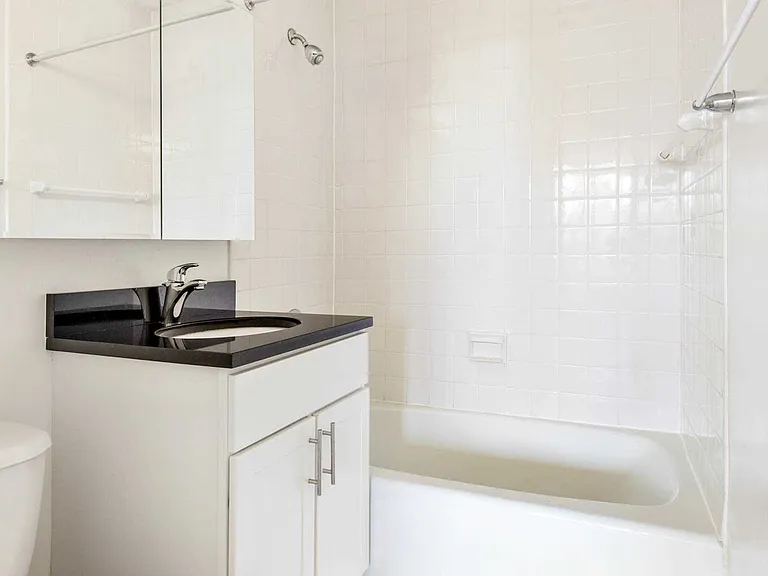 245 E 40th St #18C — Photo 13
