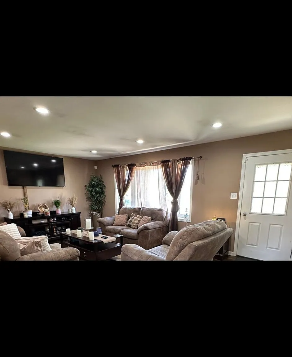 Lovely single family home in a great neighborhood near district 202 schools. — Photo 2