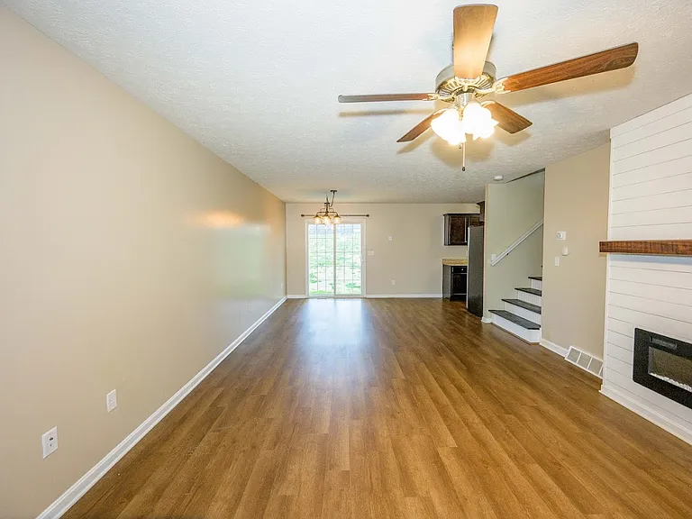 102 Teaberry Ct — Photo 2