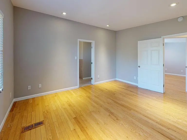 710 Telford Ave — Photo 12