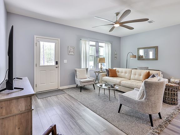 4th image of 202 Linares St.