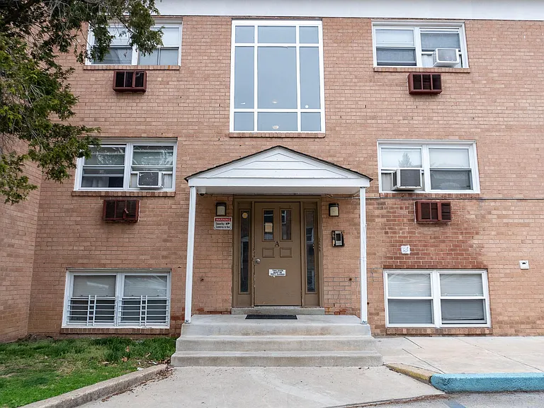 1240 E Washington Ln — Photo 14