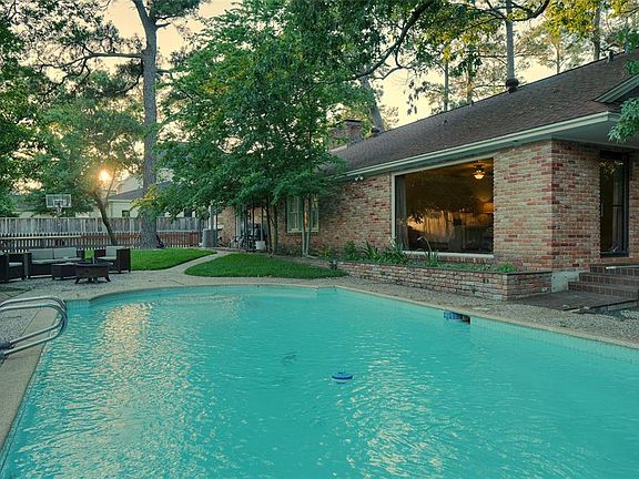 2nd image of 219 Pine Hollow Ln