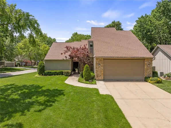 8940 Twilight Ln, Lenexa, KS 66219