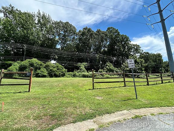 3rd image of 4914 Charleston Dr