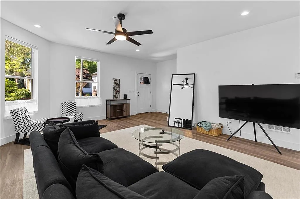4 bed, 2.5 bath, 4770 sqft, $3,250 — Photo 4