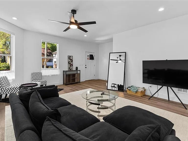 598 Formwalt St SW #B — Photo 4