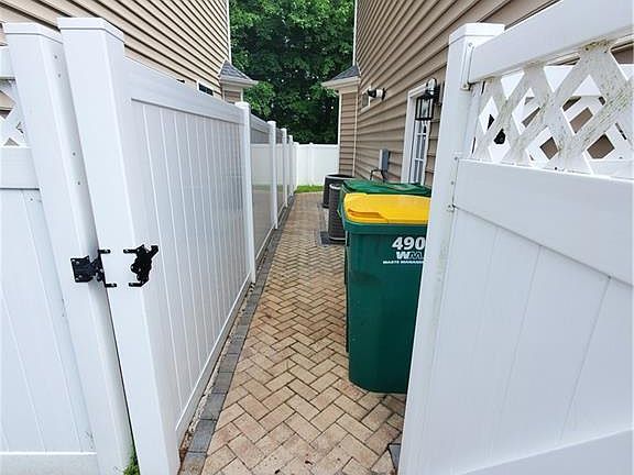 4th image of 4901 Cavan Ct #32