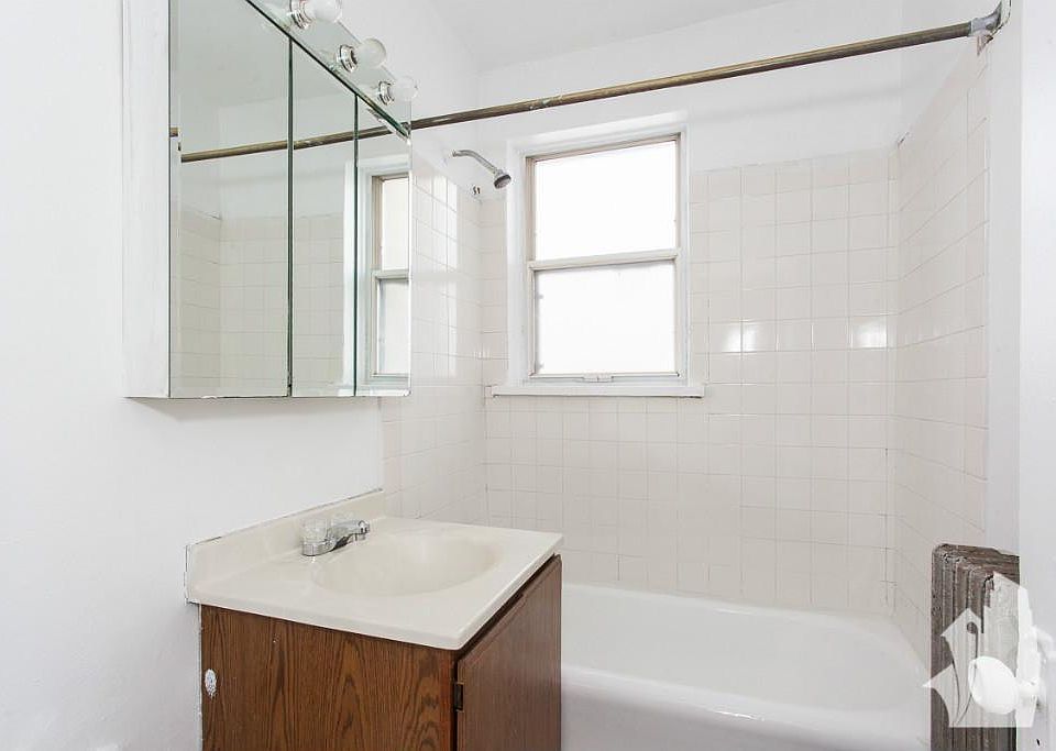 1st image of 724 W Belmont Ave